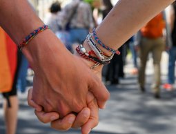 Deux personnes se tenant la main pendant la marche des fiertés 2023