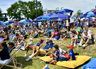 Spectateurs au soleil à la fan zone du Stadium