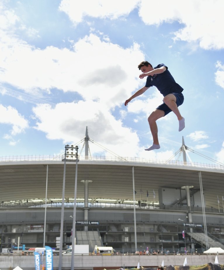 Athlète de trampoline devant le Stade de France